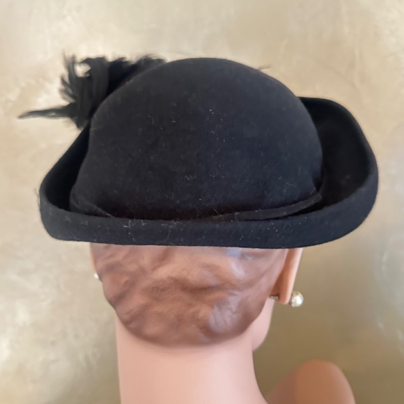 STUNNING 19409s\' BLACK FELT HAT WITH INDENTED BRIM AND BLACK FEATHER SPRAY